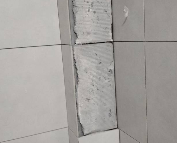 虎丘瓷砖空鼓维修公司分享下瓷砖施工前基层浇水润湿程度不足，可能导致以下问题